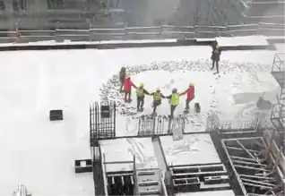 Sarıyer'de İşçiler Kar Altında Horon Tepti!