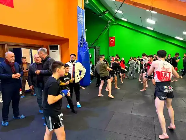 Afyonkarahisar'da 100 Sporcuyla Muaythai Antrenmanı