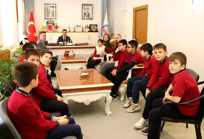 Atatürk Ortaokulu Hentbol Takımı Kaymakamı Ziyaret Etti