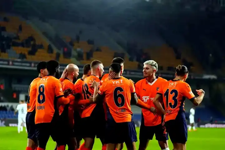 Başakşehir, İlk Yarıyı Yenilgisiz Kapattı! Piatek Gol Krallığında Zirvede
