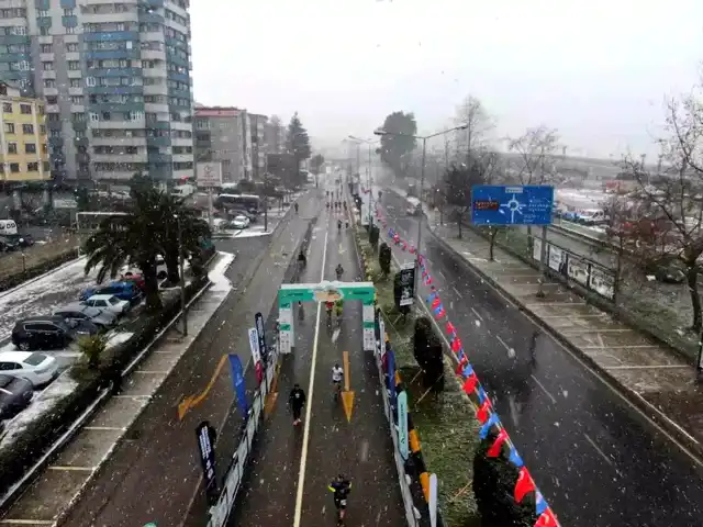 Trabzon'da Kar Yağışlı Yarı Maratonu