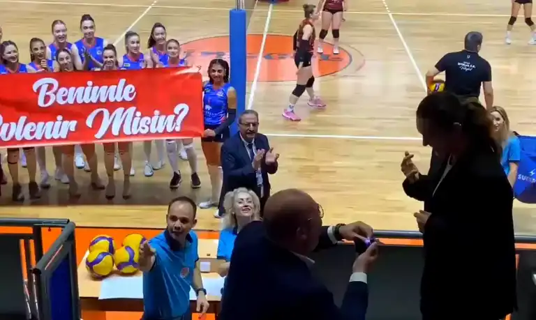 Voleybol Maçında Unutulmaz Evlilik Teklifi!